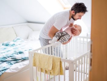 Quand mettre un bébé seul dans sa chambre ?