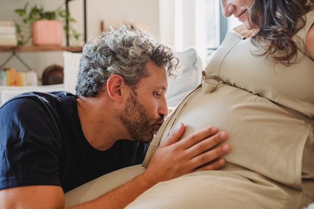 De la grossesse à la naissance : Le rôle crucial du partenaire de soutien